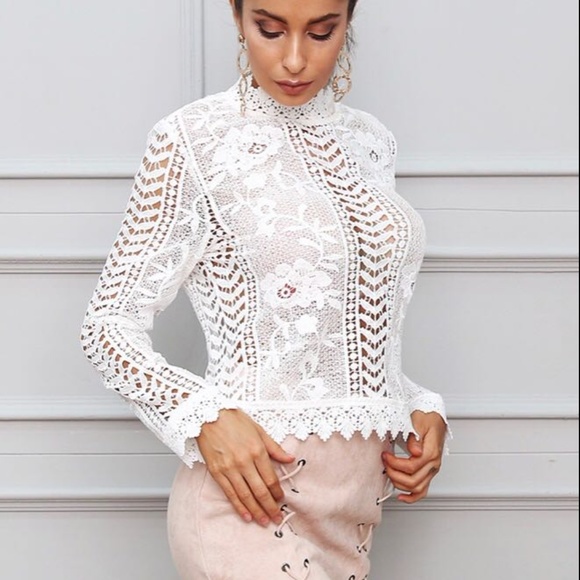 Tops - 🎉HP🎉 🆕🌸Long Sleeve Floral Lace Crop Top Off Wt